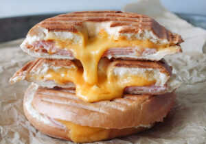 Read more about the article How Does a Top Sub Shop Serve You on Busy Days?